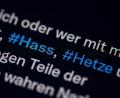 Symbolbild: Fabian Sommer/dpa
Auf dem Bildschirm eines Smartphones sieht man die Hashtags Hass und Hetze in einem Twitter-Post.