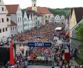 Archivbild: Gerhard Götz
Dicht gedrängt stehen die Teilnehmers des Nofi-Laufs in Neustadt/WN und warten auf den Startschuss. Bereits dreimal fand der beliebte Firmenlauf schon in der Kreisstadt statt. Am 8. Mai 2024 ist eine vierte Auflage geplant.