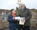Bild: dob
Christa Wildenauer besitzt ein großes Herz, wenn es um Spenden geht. Jetzt kommt der Verein "Hoffnung für Menschen" in den Genuss einer vorweihnachtlichen Gabe in Höhe von 500 Euro. Vorsitzender Thomas Ebnet überreicht im Gegenzug einen Indien-Kalender.