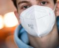 Bild: Frank Rumpenhorst/dpa
Atemwegs-Infektionen nehmen in der kalten Jahreszeit wieder zu. Da stellt sich die Frage: Maske auf oder nicht?