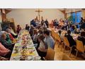 Bild: Niebauer/exb
Viele Besucher folgen der Einladung des Pfarrgemeinderats und des Kirchenchors zum adventlichen Nachmittag.