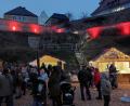Bild: mfh
Das Ambiente des Weihnachtsmarkts Auf der Schanze mit der rot angestrahlten Stadtmauer ist einzigartig.