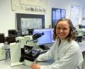 Bild: Theresa Weilhammer/exb
Der Blick durchs Rasterelektronen-Mikroskop gehört zum Alltag von Jessica Kloiber. Nur so kann sie herausfinden, wie perfekt die Oberfläche eines potenziellen Implantats ist. Das Bayernwerk hat ihre wissenschaftliche Leistung mit einem Kulturpreis gewürdigt.