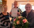 Bild: le
Karina Konz nimmt von Vorsitzenden Hans Eismann eine Urkunde und von Oliver Konz einen Blumenstrauß in Empfang.
