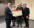 Bild: Sparkasse/exb
Geschäftsstellenleiter Ulrich Höcker, stellvertretende Filialdirektorin Monika Höllerer, Bürgermeister Robert Lindner und Vorstandsvorsitzender Gerhard Hösl (von links) bei der Übergabe des symbolischen Spendenschecks.