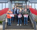 Bild: Tanja Schedl/Kassecker/exb
Gesellschafter und Geschäftsführer Josef Andritzky mit den Geschäftsführern Arno Schwarz und Tobias Bauernfeind (Zweiter bis Vierter von links) zusammen mit den glücklichen Spendenempfängern – Helmut Zeitler (links) vom BRK Waldsassen, Wolfgang Horn und Markus Braun vom Kunsthaus Waldsassen sowie Edgar Wenisch und Wolfgang Pötzl vom Verein „Kopf hoch“ aus Konnersreuth.
