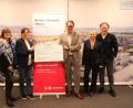 Bild: K. Pollinger/exb
Gisela Pöhler (Vorsitzende Hospizverein Schwandorf) Sabine Sudler (Johanniter Ostbayern) und Matthias Walk (Johanniter Ostbayern) nehmen im Beisein von Gabriele Wittleben (Zweite Bürgermeisterin Schwarzenfeld) von René Guhl (Geschäftsführer Privatmolkerei Bechtel) (von links) den Scheck entgegen.