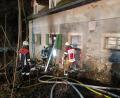 Bild: nic
Im Wohnhaus eines landwirtschaftlichen Anwesens in Großkonreuth brach in der Nacht von Samstag auf Sonntag ein Brand aus. Die Einsatzkräfte löschten den Brand und konnten ein Übergreifen auf andere Räume oder Gebäude verhindern.