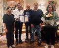 Bild: dob
Sabine und Peter Dobner (von links) würdigten bei der Weihnachtsfeier im Gasthof "Drei Lilien" langjährige und treue Mitarbeiter.
