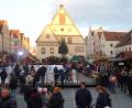 Bild: Kunz
Einigen Christkindlmarktbesuchern missfällt die Engstelle vor dem Alten Rathaus zwischen Eiskunstlauffläche und den Buden.