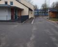 Bild: wel
Nun müssen die Kinder nicht mehr über Stolperfallen laufen: Die Schulstraße zur Grundschule und zum Kindergarten (links) ist saniert worden