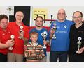 Bild: gf
Mit glücklichen Siegern endete die offene Bayerische Meisterschaft im Tipp-Kick Sporttischfußball. Von links: Jürgen Prem und Ralf Henn (Doppel-Meister), Sebastian Wagner (Meister), Thomas Krätzig (Vize-Meister) und Knut Amis (Dritter). Vorne Leon Stegmaier, der Bayerische Juniorenmeister.