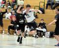 Bild: Hubert Ziegler
Sebastian Wedel (Mitte) vom HC Sulzbach setzt sich in dieser Szene am Kreis gegen seinen Gegenspieler vom TV Erlangen-Bruck durch.