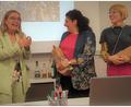 Bild: .Susy Herrmann-Wolters
Mit einem Präsent und Applaus bedankte sich die Leiterin der Amici di Desenzano (Susy Herrmann-Wolters/links) bei Carmen Biangardo (Mitte) und Antonietta Uliveri-Korb.