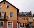 Bild: sir
Das Mehrfamilienhaus an der Berghamer Straße ist durch den Brand am Donnerstagabend schwer beschädigt worden. Vorerst ist das Gebäude gesperrt.