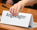 Bild: Arne Dedert/dpa/Symbolbild
Ein Schild mit der Aufschrift "Angeklagter" wird auf die Gerichtsbank gestellt.