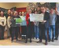 Bild: Otto-Hahn-Gymnasium/exb
Spendenübergabe im Otto-Hahn-Gymnasium: Oberstudiendirektor Stefan Niedermeier überreichte der Geschäftsführerin der Lebenshilfe, Susanne Hilpert, einen Scheck über 200 Euro.
