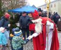 Bild: hme
Der Nikolaus brachte zur Neudorfer Dorfweihnacht Geschenke für die Kleinen mit.
