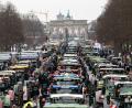 Bild: Fabian Sommer/dpa
Traktoren bis zum Brandenburger Tor: Der Deutsche Bauernverband hat zur Demo „Zu viel ist zu viel! Jetzt ist Schluss!“ aufgerufen.