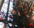 Bild: ise
Die großen und aufwendig gearbeiteten Strohsterne zwischen den roten Kugeln an den großen Christbäumen in der Pfarrkirche Maria Königin sind ein selten gewordener Blickfang. Die Sterne wurden einst von den Mallersdorfer Schwestern in Schirmitz in Handarbeit angefertigt.