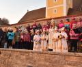Bild: Hermann Böhm/exb
Auf der Heimatbühne haben der Kinderchor und die heilige Lucia samt den Engelchen ihren großen Auftritt.