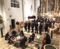 Bild: mma
Andreas Hubmann (links am Ambo) und das Publikum danken mit viel Applaus der Waidhauser Stubenmusik., deren Sängern und dem Gemischten Chor aus Hahnbach.