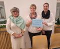 Bild: mma
Hildegard Gallitzendörfer (von links) beschenkt den Kindergarten Süß mit 1000 Euro. Maria Kontny und Sabine Marek dankten.