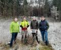Bild: ak
Klimaschutzbeauftragter Jürgen Günthner (rechts) und Bürgermeister Christian Porsch informierten sich bei Baumpflanzer Marcel Kausler und Sebastian Kaufmann (WBV, von links) über die Maßnahme zum Waldumbau.
