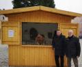 Bild: u
Neben dem Christbaum auf dem Marktplatz ist in einem Marktstand bis zum 6. Januar 2024 täglich von 8 bis 20 Uhr eine von Stadtrat Martin Merkl (links) organisierte und von Josef Kohl bestückte Krippenausstellung zu besichtigen.
