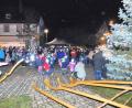 Bild: whü
Unzählige Besucher schlängelten sich vorbei an den markanten Instrumenten der Fichtenhornbläser (Vordergrund), die im Laufe des Abends ein Konzert gaben.