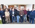 Bild: no
Ein Teil der Gratulanten, die Hans Maul (Fünfter von rechts) zu seinem 95. Geburtstag in Bachetsfeld Glückwünsche überbrachten.