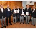 Bild: Leonhard Donhauser/exb
Der Gesangverein Traßlberg ehrt langjährige Mitglieder (von links): Vorsitzender Richard Neudecker, Bürgermeister Konrad Scharl, Bernhard Birner, Herbert Unterburger, Leonhard Donhauser, Josef Weiß und Ehrenchorleiter Hans Koller.