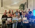 Bild: Elisabeth Stehr/exb
Den Gewinnern des Fotowettbewerbs gratulieren Zweckverbandsvorsitzender Thomas Ebeling, Projektmanagerin Nathalie Rebholz und Geschäftsführer Joachim Häring (hinten von rechts).