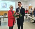 Bild: Portner
Abschied mit Blumen: Bürgermeister Rudolf Teplitzky dankt Christa Zapf für ihre langjährige Stadtratstätigkeit.