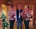Bild: Knopffabrik Dill/exb
Mitarbeiterehrung bei der Knopffabrik Dill im Rahmen der Weihnachtsfeier. Firmenchef Hans Dill ehrte Mirka Bendova (links) für 30 Jahre und Eva Moraviec für 25 Jahre Treue zum Betrieb.