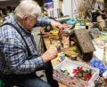 Bild: Thomas Sporrer
Die Übergabe der alten Krippe, Heinrich Brunner macht sofort Vorschläge, was man machen kann.