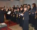 Bild: jr
Das Ensemble Kreuzer nahm die Zuhörer mit auf eine vorweihnachtliche Reise. Die Sängerinnen mit Chorleiterin Brigitte Kreuzer (links) überzeugten beim Konzert in Fockenfeld.
