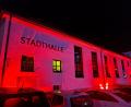 Bild: Reinhard Rustler/exb
Die Stadthalle Waldsassen, Veranstaltungsort von "Clones of Rock" in Waldsassen, war während des Festivals rot illuminiert.
