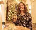 Bild: Susanne Forster
Die 42-jährige Stefanie Gröger aus Griesbach ist Hobbysängerin und seit dem Grundschulalter musikalisch aktiv. Im November hat die Sängerin fünf Weihnachtslieder in einem Tonstudio in Weiden aufnehmen lassen. Ein Teil des Verkaufserlöses kommt dem Verein „Stiftland-Sternenkinder“ zugute.