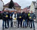 Bild: u
Eine Reihe zahntechnischer Betriebe aus Amberg und Amberg-Sulzbach spendete für die Selbsthilfegruppe Krebskranker Kinder 7500 Euro zur Anschaffung eines Schul-Avatars (von links): Stefan Karzmarczyk und Fabian Karzmarczyk (Die Zahntechniker Karzmarczyk GmbH) , Markus Pflamminger (Die Zahnschmiede), Holger König (Iqdentis), Petra Waldhauser (SHG-Vorsitzende), Jonas Bogner (Bogner Dental), Achim Schreiner und Thomas Hausmann (Zahn & Technik), Juri Heisler (Art Dental), Martin Scharf und Martin Herbasch (Mammut Dental).