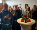 Bild: mas
Beim Sektempfang im Kloster St. Felix in Neustadt/WN schüttelt Bruder Adam viele Hände.