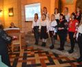 Bild: jr
Ein ukrainischer Frauenchor gab am Samstagnachmittag in der Mitterteicher Christuskirche ein Benefizkonzert, die Leitung des Chores lag bei Olena Kokidko. Die Sängerinnen sangen in ihrer traditionellen heimatlichen Tracht und hatten einen Kopfschmuck „Winok“ auf.