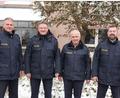 Bild: Gerd Schrödel/exb
Der Abteilungsführer der VII. Bereitschaftspolizeiabteilung, Leitender Polizeidirektor Matthias Messer (links), und sein Stellvertreter, Polizeioberrat Kevin Klier (rechts), wünschten Daniel Czogalla (Zweiter von links) und Martin Junglas (Zweiter von rechts) viel Erfolg bei ihren neuen Dienststellen.