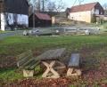 Bild: gf
Fördermittel aus dem AOVE-Regionalbudget beantragt Gebenbach für eine Ruhezone im Ortskern von Kainsricht. Unter anderem sind die alten Bänke schon etwas in die Jahre gekommen.