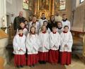 Bild: Raab/exb
Neuaufnahmen und Verabschiedungen gibt es bei den Weiherner Ministranten. Mit im Bild Pfarrer und Kirchenverwalter.