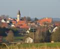Archivbild: dob
Blick vom Fuchsteinach aus nach Vohenstrauß. Auf dieser Anhöhe im Osten von Vohenstrauß sollte der Bundeswehrstandort entstehen. Die dortige Kreuzung wird auch "Evangelische Kreuzung" genannt, weil der Katholische Kirchturm der Stadtpfarrkirche hinter der Evangelischen Kirche verschwindet.
