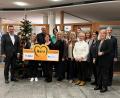 Bild: Gabriele Farnbauer/exb
In der weihnachtlich geschmückten Schalterhalle der Raiffeisenbank überreichten die Vorstände Joachim Geyer (links), Robert Haubner (rechts) und Thomas Keck (Sechster von rechts) insgesamt 11 000 Euro an die Leiter von elf Schulen.