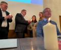 Bild: Andreas Ascherl
Drei Bürgermeister, zwei Pfadfinderinnen, ein Friedenslicht aus Bethlehem. Es gehört zu den guten Traditionen, in der letzten Amberger Stadtratssitzung dieses Zeichen der Versöhnung zu setzen. Von links: Oberbürgermeister Michael Cerny, Bürgermeister Martin Preuß, Sophia Schwab, Christina Kronfeld und Bürgermeister Franz Badura.