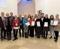 Bild: ge
Für 25 Jahre ausgezeichnet (von links): Gerald Haas, Beatrix Hilburger, Stephan Tischer (Schulamt Amberg), Michaela Bergmann (Personalratsvorsitzende), Landrat Richard Reisinger, Kerstin Beck, Martina Tobollik, Jutta Gebhardt, Sandra Weber, Nadja Wendl, Brigitte Harrer-Maul, Tina Koschemann, Nicole Röhnert und Kati Haberberger.