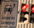 Symbolbild: Julian Stratenschulte
Für E-Autos gibt es kein Fördergeld mehr. Das, aber noch mehr die Art und Weise wie der Förderstopp umgesetzt wird, bringt Autohändler und -kunden gegen die Bundesregierung auf.